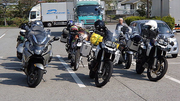 おじさんも目を奪われている